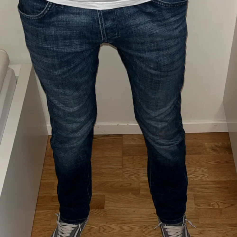 Tjenixen, säljer ett par helt oanvända Glenn slim jeans! Riktigt sjyssta och perfekt till våren. Köpt för 899kr! Kommer inte till användning. Skriv för frågor😁. Jeans & Byxor.