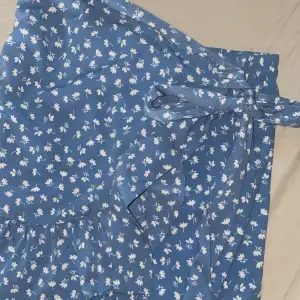 Superfin kjol från only köpt förra sommaren, behöver sälja pga att den är för liten.💞 Den är i fint skick och köptes för ungefär 400kr. Skickar gärna fler bilder privat om det önskas💞