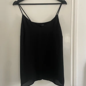 Svart blus - Jättefin svart blus med tunna band