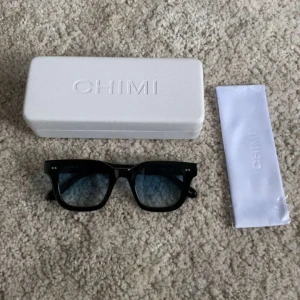 Chimi 04 - Säljer mina splitter nya chimi (färg svart/blå) solglasögon nypris 1450 kr säljer dem pga jag har flera andra par. Dem passar perfekt till sommaren, vår och höst. Skriv privat för frågor och prisförslag ⚡️