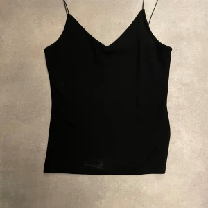 En svart topp från NAKD - Använd 1 gång , skön och i bra skick.