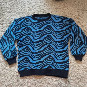 Sweatshirt - Vintage sweatshirt i snygga färger med lite glimrande tyg. Mått finns i sista bilderna. Skulle säga storlek S/M, den sitter oversized!