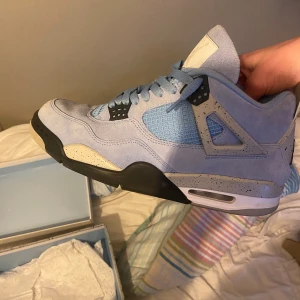Jordan 4 unc blue - Säljer Jordan 4 unc blue i riktigt bra kvalite då jag knappt har använt eftersom de var för små. Köpte av en vän men kvitto saknas. Box e kvar Pris kan diskuteras