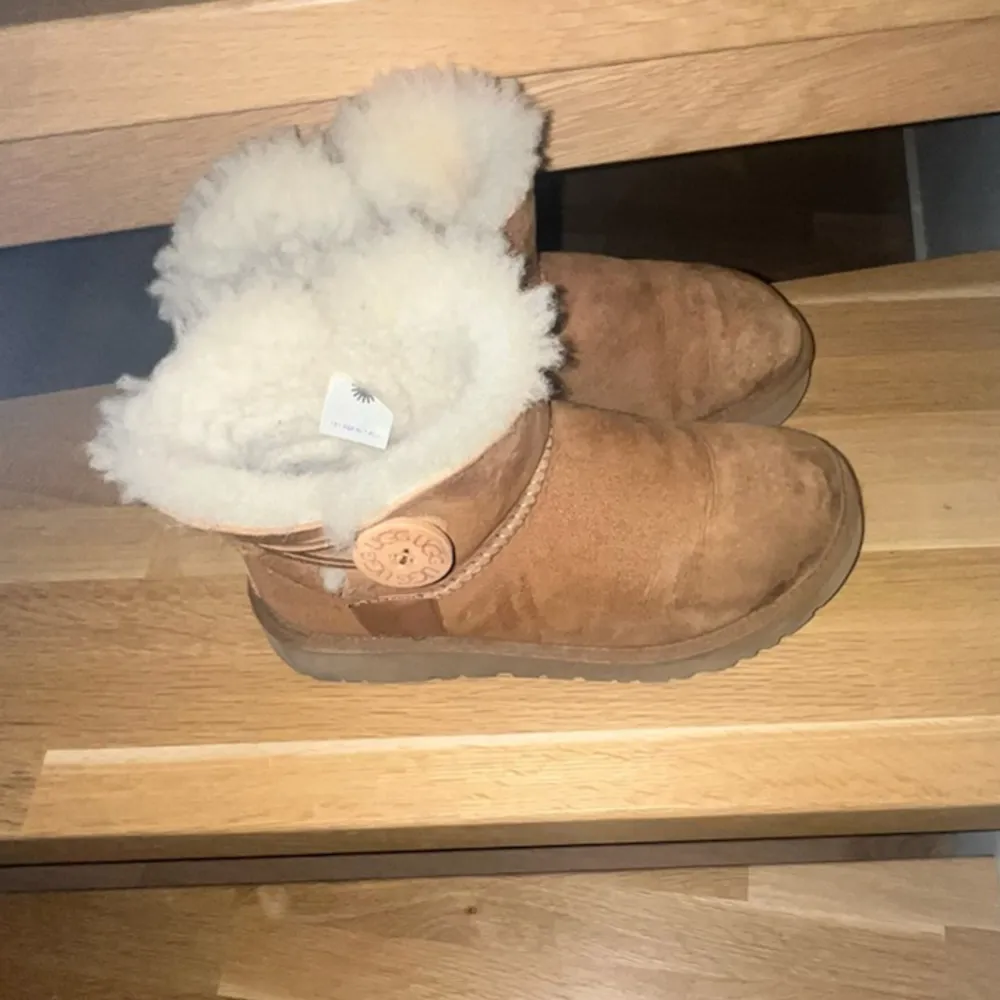 Säljer nu mina uggs eftersom de inte passar längre skorna är endans använda en vinter och är köpta för 2200. Skor.