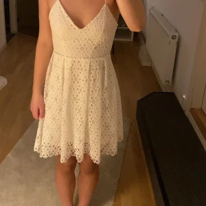 Klänning - Superfin somrig klänning från H&M! Säljer pågrund av att den inte kommer till användning. Använd bara 1 gång💗