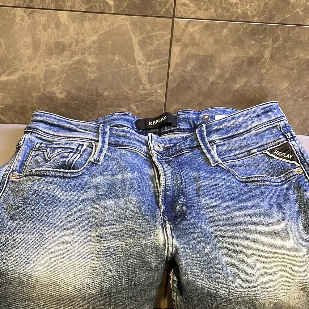 Säljer dem här snygga Replay anbass jeansen för ett riktigt bra pris. Skick 9/10 och storlek 30/32. Nypris ca 1800kr, mitt pris 500kr! Skriv gärna vid fler frågor och bilder! :). Jeans & Byxor.