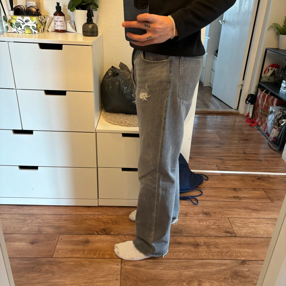 Hej! Säljer mina gråa ASOS Jeans med lite slitage stil på. Sitter lite mer åt de loose hållet. Storlek W34 L32  (Inga deffekter). Jeans & Byxor.