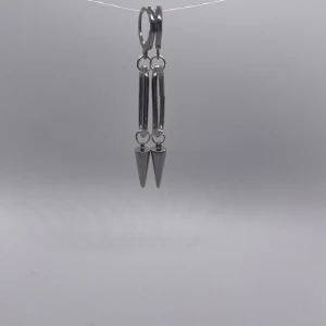 Inez spike  - 35kr per par, finns flera i lager 😊 kolla gärna in min instragram ”ebnorth” där jag främst sköter försäljningen☺️  Massa mer smycken i samma stil hittar ni i min profil🤩