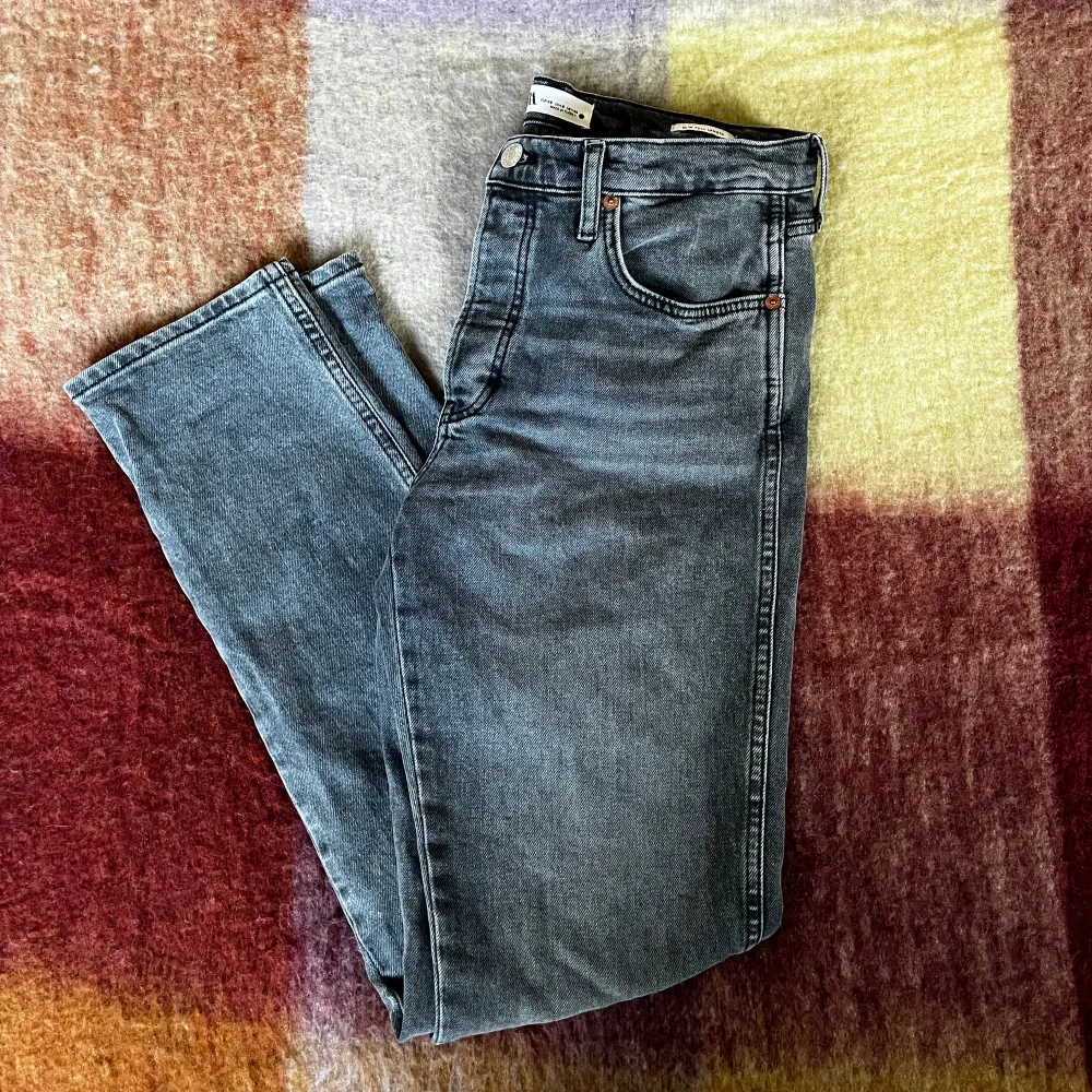 Grå jeans från Zara i modellen slim full length, storlek 40 men små i storleken, skulle säga att de passar 36/38 bättre. Jeans & Byxor.