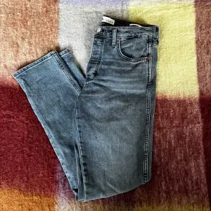 Grå jeans från Zara i modellen slim full length, storlek 40 men små i storleken, skulle säga att de passar 36/38 bättre