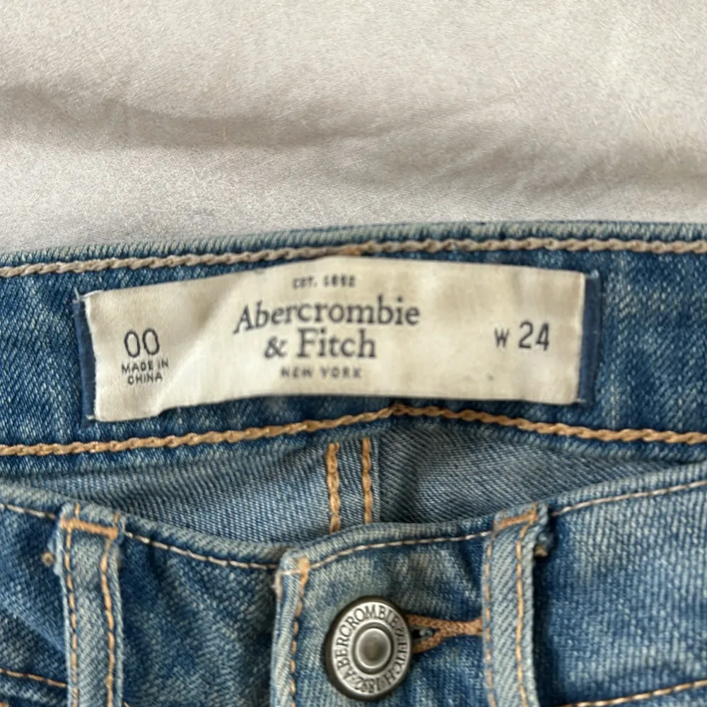 Jeans från Abercrombie & Fitch! Har andvänt dessa många gånger,dom ser urtvättade men det är själva modellen på dem! ❤️. Jeans & Byxor.