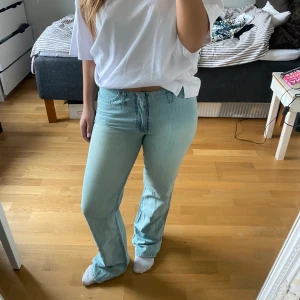 Jeans  - Säljer mina super snygga jeans i ljusblå färg! Tyvärr är dom lite små. Storleken står inte men tror dom passar 34 till 36. Tryck gärna på köp nu. Vid snabb affär kan pris diskuteras 🔥💥💕