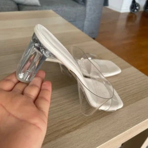 Klackskor - Mycket bekväma klackar i lagom höjd. Storlek 40 men passar även en storlek 39, använda endast en gång 