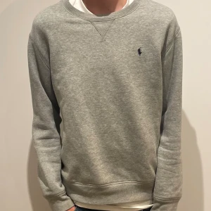 Ralph lauren tröja - Polo Ralph Lauren tröja i bra skick, inga skador. Passar folk som är runt 160-170cm långa