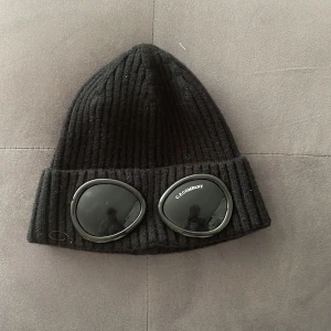 Cp comapny mössa - Cp comapny mössa som jag inte använder längre, skick 8/10 hör av dig om mer bilder och frågor, pris går att diskutera!