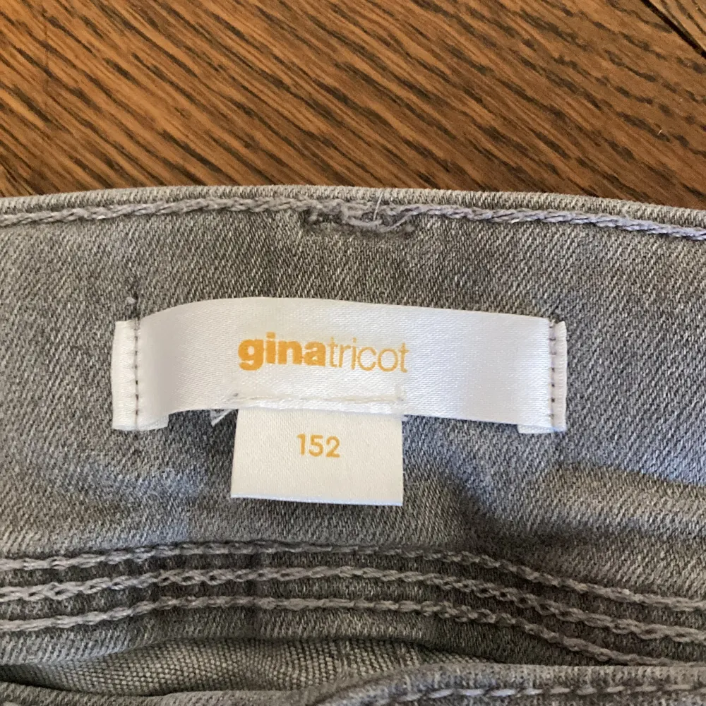Säljer dessa snygga low waist bootcut jeans from Young Gina. Säljer dem pågrund av att de är för korta på mig, jag är själv 168cm.  Har haft dem ett tag nu och de har används några gånger men är i bra skick 💞 Köpte dem för 349kr. Pris kan diskuteras . Jeans & Byxor.