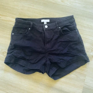 Shorts 38 - Svarta shorts från hm i nyskick 