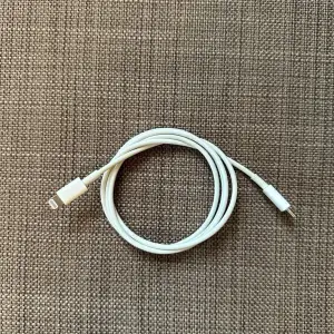 Apple original USB C-sladd till lightningkabel 1m säljes helt ny och oanvänd. Tagen från min iPhone kartong  