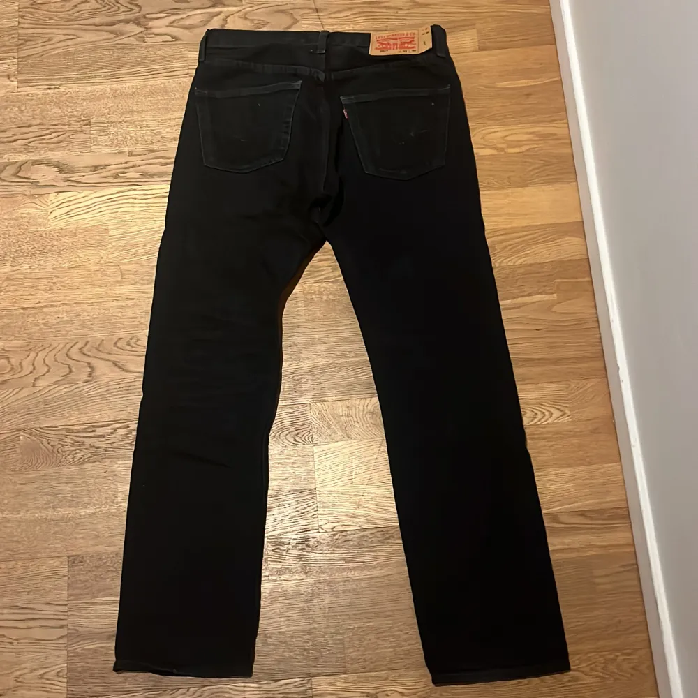 Levis 501 jeans!  Vi säljer nu dessa jeansen som är perfekt nu under våren. De är storlek 30/30. Skick 8/10 då dom är sparsamt använda. Nypris ligger på ca 800kr. Och vårt pris 425kr men kan diskuteras. Hör av er vid fler bilder eller information!. Jeans & Byxor.