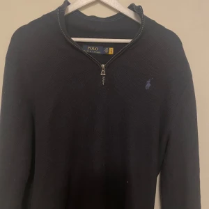 Ralph lauren half zip - Säljer min fått använda half zip från ralph lauren. Nypris är 1900kr men jag säljer för 499kr!