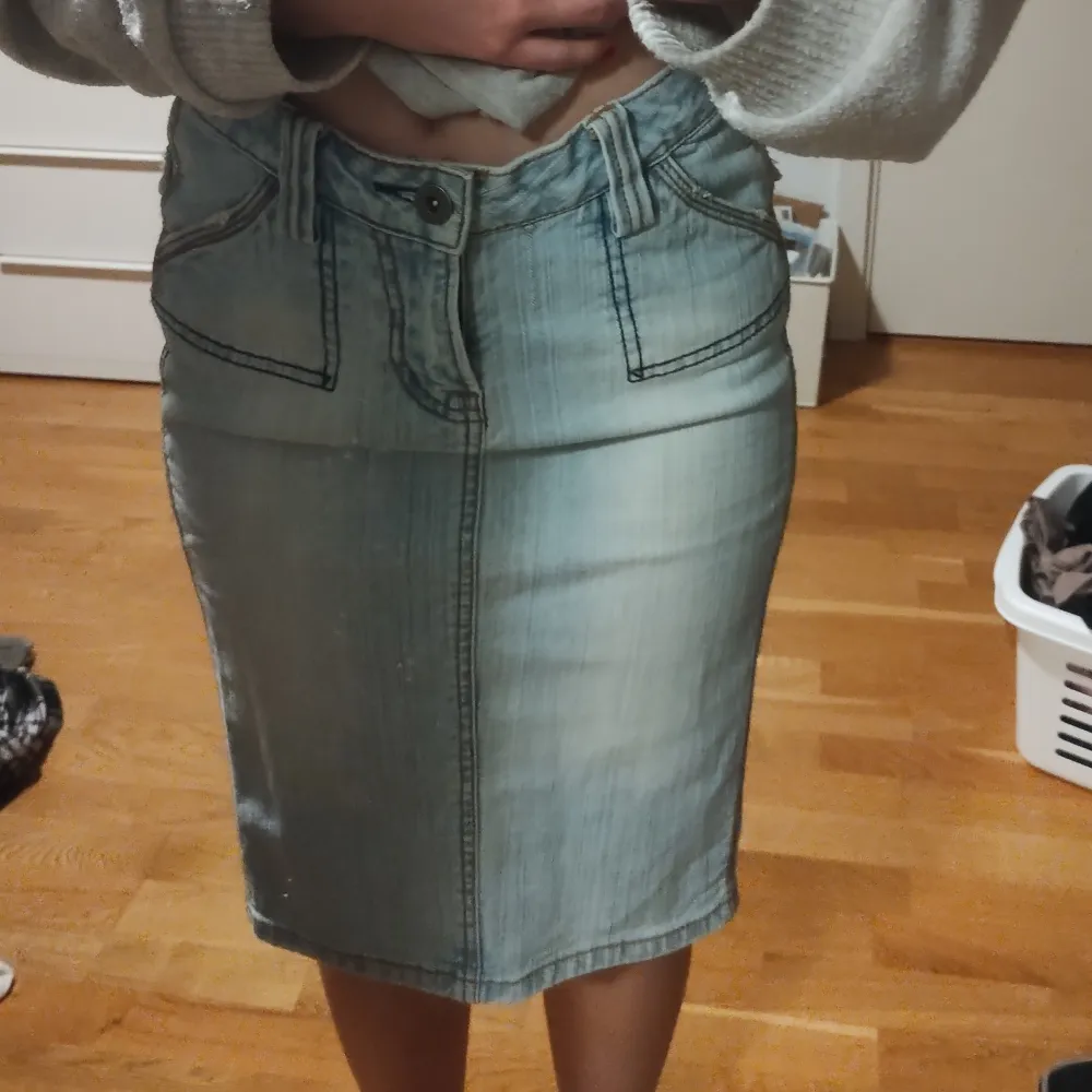 L. A. Jeans kjol i ljus blå. Den är väldigt bra i skick och är jättefin till sommaren. Har aldrig använt, bara testat. Storlek S, men är lite tight. Medellång till låren. . Kjolar.