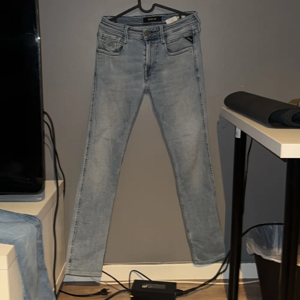 Säljer nu mina Replay jeans då dom inte passar längre  Skick 10-10 . Jeans & Byxor.