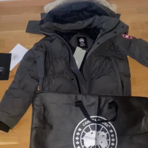 Canada goose jacka  - storlek xs den är inte så gammal och sälier för den inte passar mig den är i bra skick bara dragkedjan  på luvan som är krånglig,pris kan diskuteras vid snabb affär och kom privat om du vill ha mer bilder