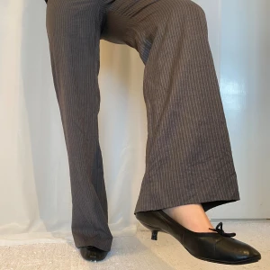 Lågmidjade gråa kostymbyxor  - Jag har sytt ner dom till lågmidjade. Tunna pösiga och sköna