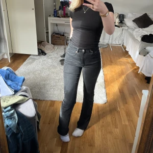 Jeans - Svarta jeans, högmidjade och långa på mig som är 170cm lång😊