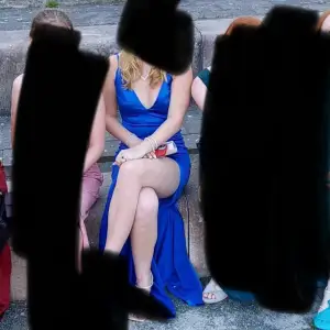 glansig blå balklänning med rynkan vid rumpan å ryggen 
