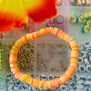 Clay bead Armband- Summer Sunset🌅  - Här är ett fint sommarhit armband som passar alla!🌺🫶 Elastisk tråd!🤭 De kostar bara 15kr🍀 Plus frakt!🧡