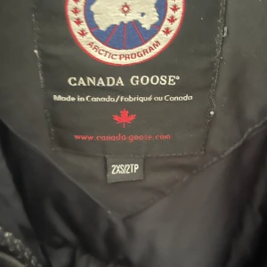 Canada goose jacka dam - Svart canada goose jacka i storlek xxs, lite små skador men inte märkbart. Säljer den då den har blivit för liten på mig. 