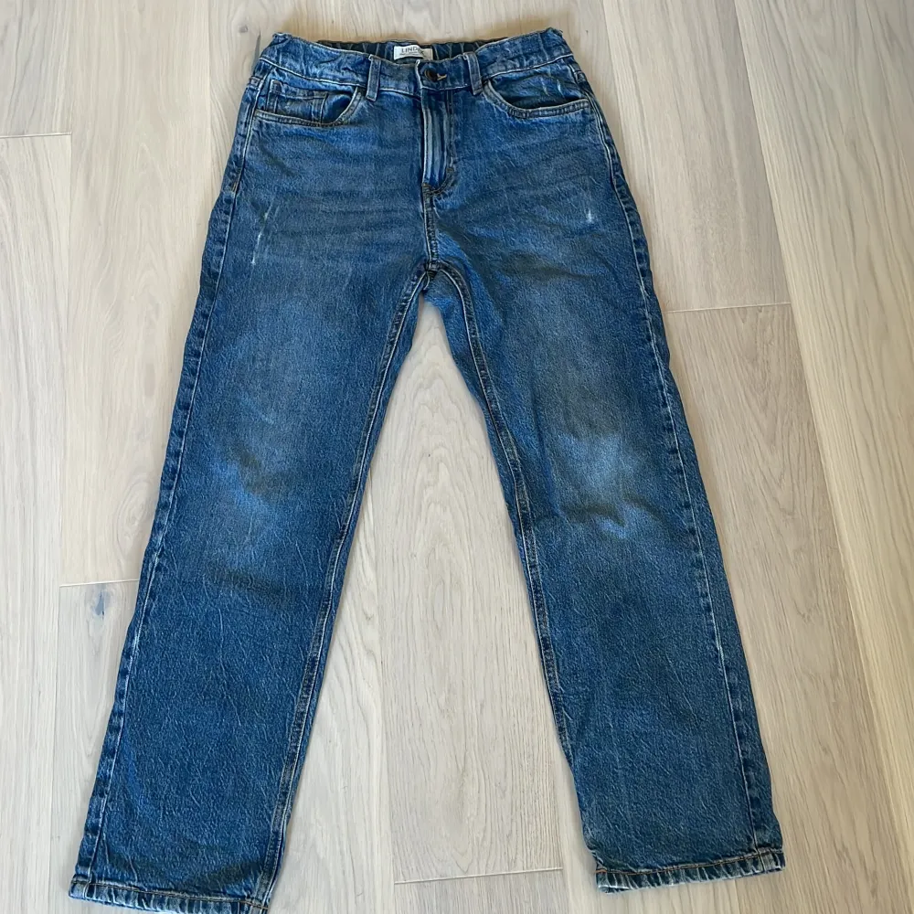 Säljer Vilgot jeans ifrån Lindex. Storlek 158. Använda men gott skick. Slitning längst ner (se sista bild) där av lägre pris. Jeans & Byxor.