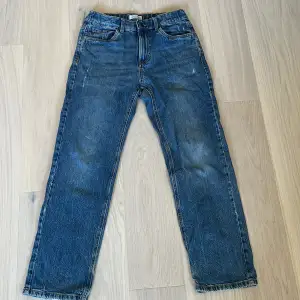 Säljer Vilgot jeans ifrån Lindex. Storlek 158. Använda men gott skick. Slitning längst ner (se sista bild) där av lägre pris
