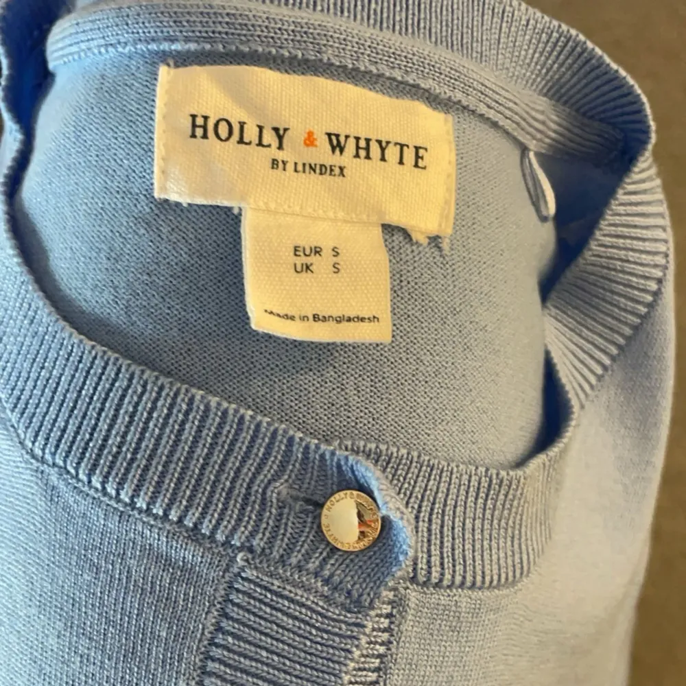 Jag säljer en jätte fin blå finstickad kofta från Holly & whyte😚 Koftan är i ett mycket bra skick💗 Storlek S😜. Tröjor & Koftor.