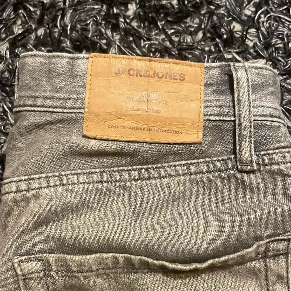 Säljer mina jack and Jones jeans pris kan diskuteras skick 7/10. Jeans & Byxor.