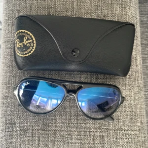 Rayban Solglasögon  - Väldigt bra skick knappt använda, köpta för 1700.