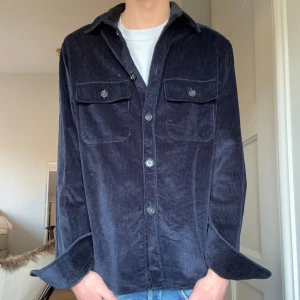 J Lindberg Manchester overshirt - Säljer nu denna riktigt feta Manchester overshirt från j Lindberg. Den är i jätte bra skick och är använd fåtal gånger. Nypris cirka 1600 mitt pris 600