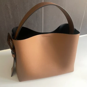 Säljer/byter Läderväska Arket - Nypris: 2000kr Äkta läder Mått 23 x 19 x 10,5 cm Riktigt fin väska men säljer pga fel färg (kan också tänka mig att byta mot svart, vit eller mocka) I fint skick, har bara några ”veck” på sidan men så blir det med alla Arkets väskor. 