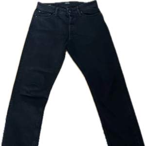 Nästan nya jeans säljes! Modellen heter Chris/Loose och storleken är 31/32. Bara o skriva om du har mer frågor! 🙌