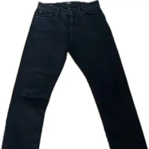 Nästan nya jeans säljes! Modellen heter Chris/Loose och storleken är 31/32. Bara o skriva om du har mer frågor! 🙌