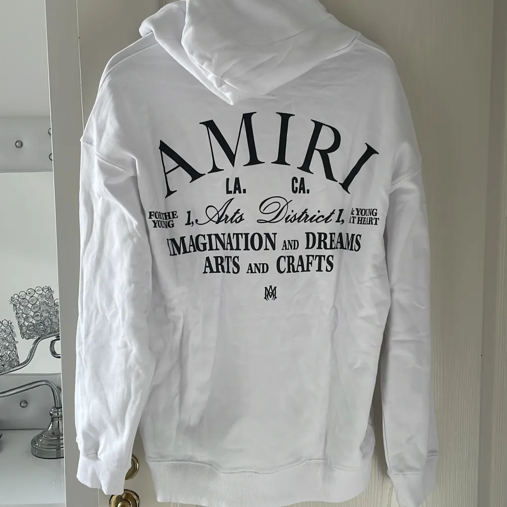 Hej, säljer denna helt nya vita Amiri hoodien som är jätte skön och har bra material. Hoodien kommer med tags för endast 299!. Hoodies.