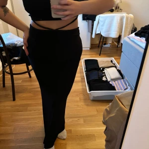 Smickrande långkjol  - Säljer denna svarta långkjol med snörning som man knyter runt midjan från Chiquelle.  Luftigt skönt material som är följsam till kroppen.  Så fin! ✨ Gott skick, endast använd 1 gång.