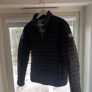 Colmar Mens Down Jacket Vindtålig och vattenavvisande - perfekt för vår/höst och sena sommar kvällar.  Köpt i NK Stockholm, kvitto och tags finns kvar. Nyskick förutom dragkedjan som är lite svårsdragen. 