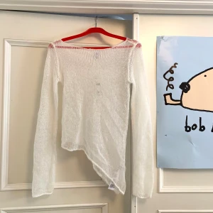 Asymmetrisk stickad topp - En asymmetrisk vit tunnstickat topp💗 Aldrig använd med lappen kvar