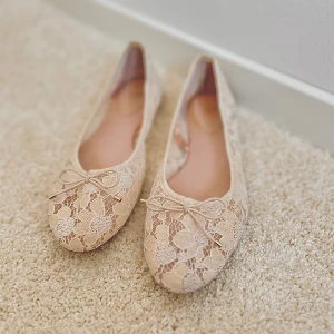 Ballerinaskor  - Ljusrosa ballerinaskor i storlek 38. Använda vid 2 tillfällen. Tyvärr blivit lite missfärgning i sulan men inget man tänker på. Där av priset☺️