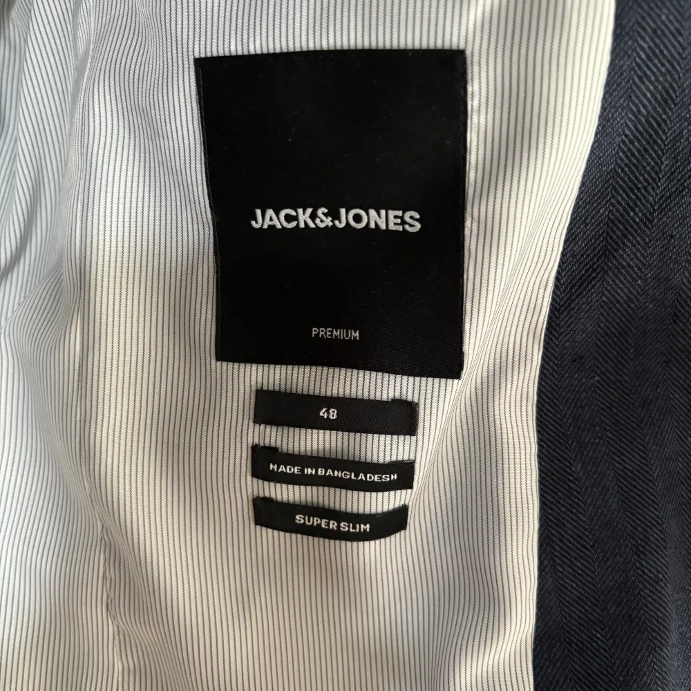 Säljer nu denna riktigt snygga kostym från Jack&Jones för jag har växt ur den.  Storlek 48 Skicket är okej. Kostymer.