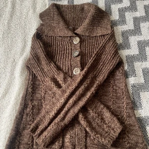 Stickadtröja - Supersöt stickad tröja med knappar. Köpte tröjan från Vinted. Jag har aldrig haft den på mig. Priset kan diskuteras. Om ni vill se flera bilder så får ni ba skriva. ❤️