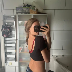 Båtringad magtröja utan rygg - Båtringad magtröja utan rygg. Jag har använt tröjan en gång och fick massa komplimanger. Men jag har inte använt den efter de så jag kan lika gärna sälja den. Skulle gissa att de är storlek S men den funkar jättebra på mig som har S/M