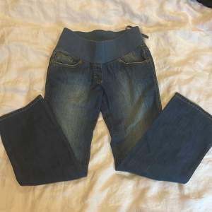 Väldigt fina jeans i storlek s men på lappen står de xs så gissar på att det är xs-s. Helt nya och oanvända. Straight/slim fit. Toppkvalitet. Det finns snörre på insidan